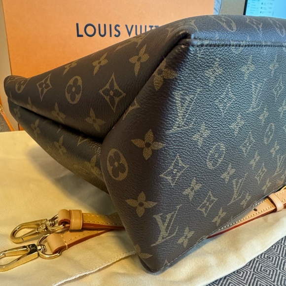 Louis Vuitton Grand Palais MM Handbag - Picture 7 of 13